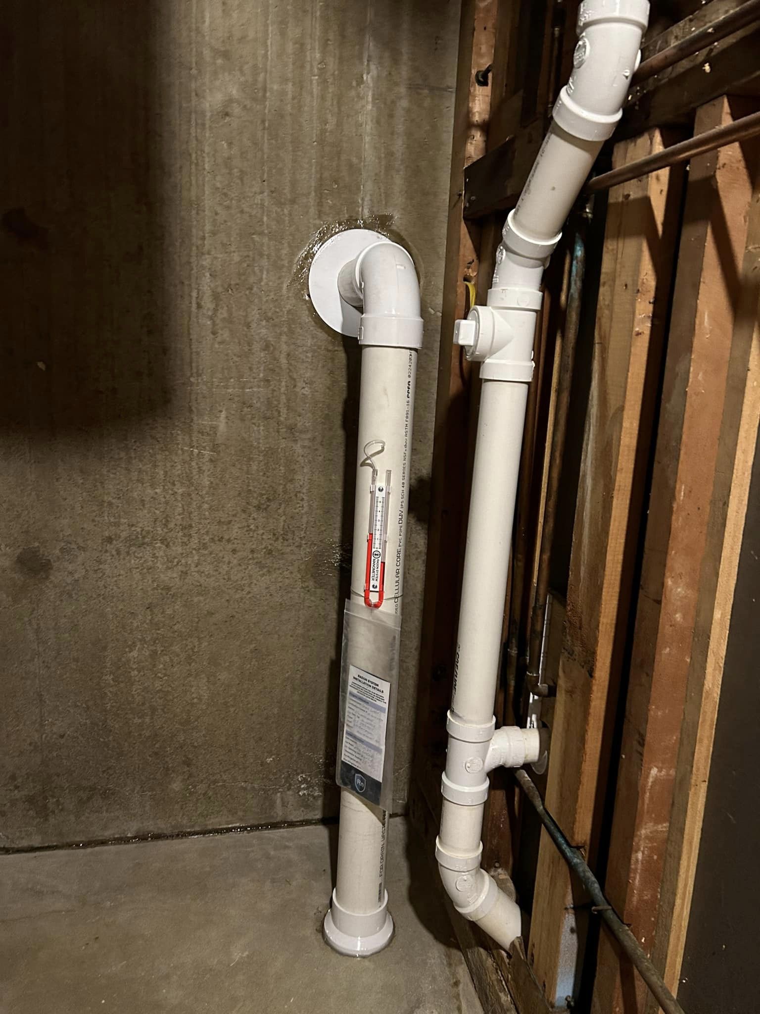 Radon pipe with a pressure indicator